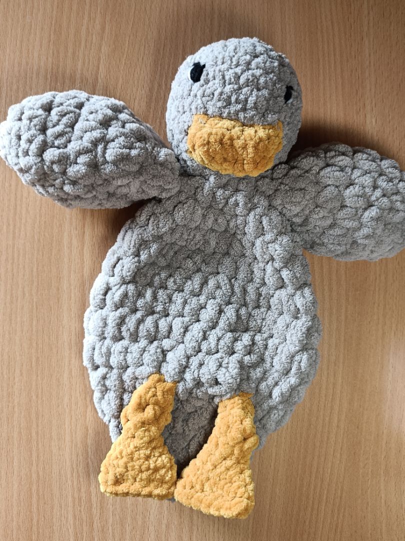 Nire Crochet Ducky Snuggler, Grey