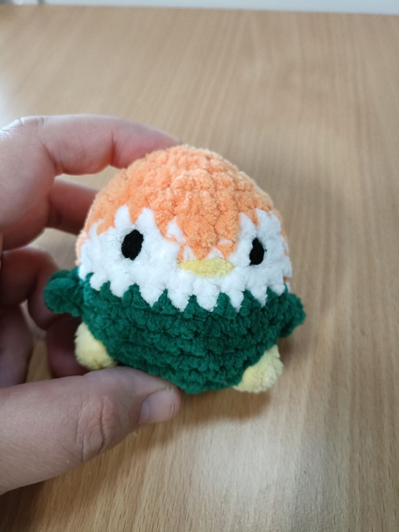 Nire Crochet Penguin, green and Orange
