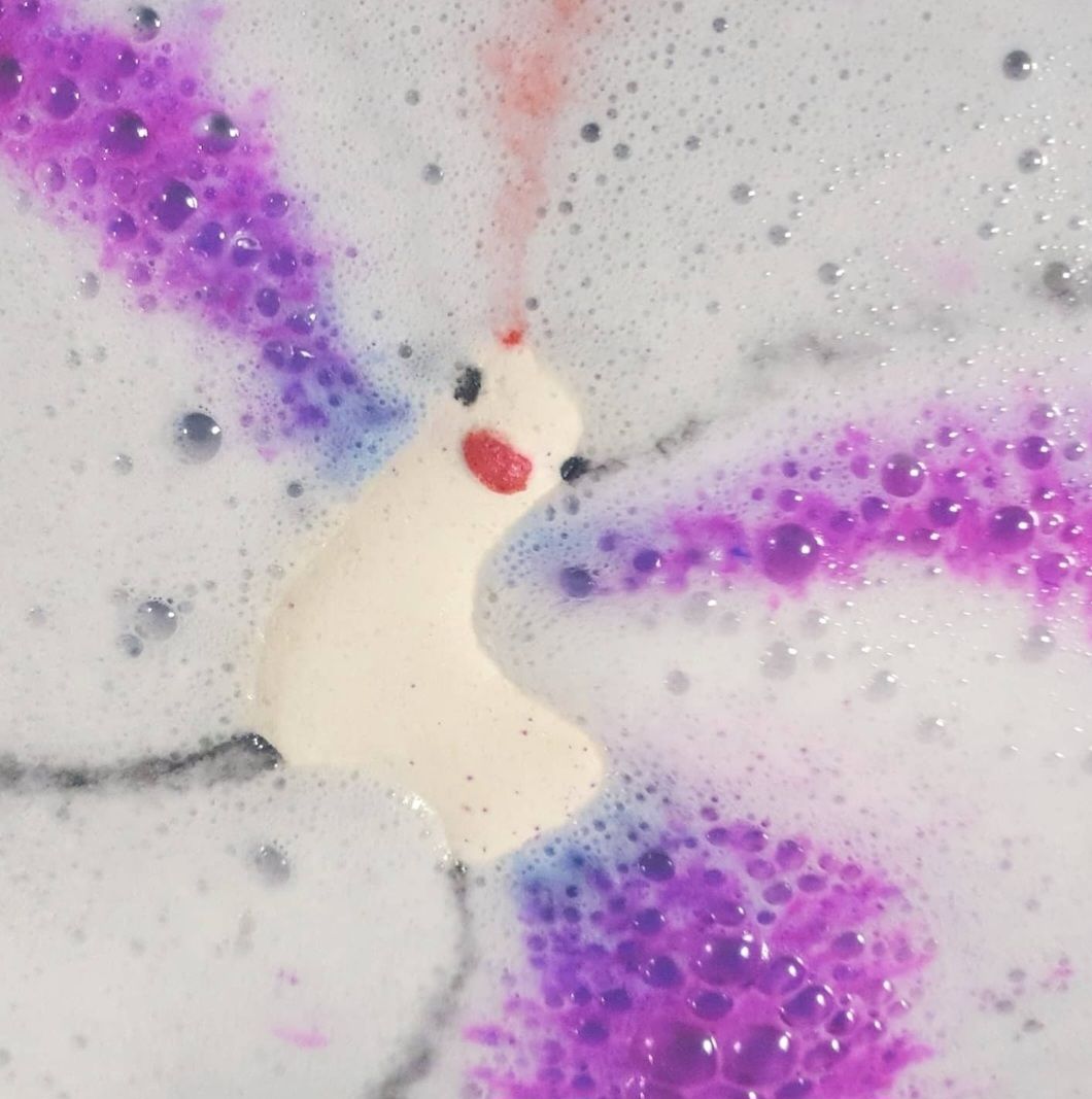 Life's Little Indulgences Llama Bath Bomb, White