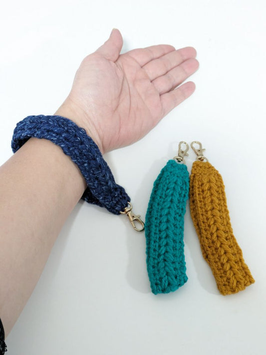 Mon Ami Crochet Crochet Wristlet Keychain (Gold Finish)