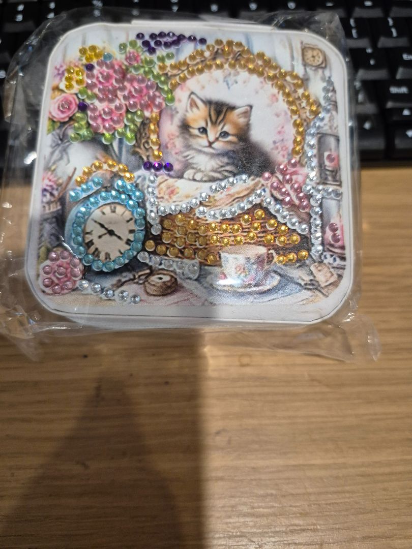 Seahorse Creations AU Jewellery box  - cat in a basket,  white small