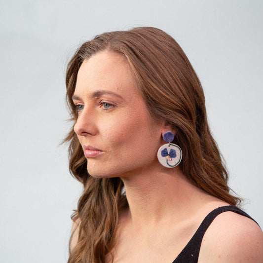 Pansy in blue earrings (round)